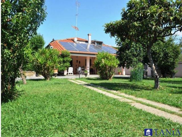 Villa con grande giardino a marina di carrara rif 4167