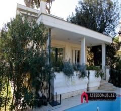 Case - Villino unifamiliare con giardino e piscina