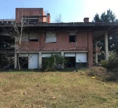 Case - Villa e appartamento in stato di abbandono