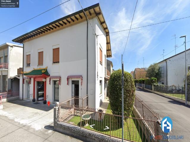 Case - Immobile commerciale con area cortiliva in guastalla (re)