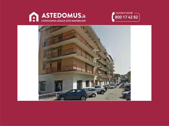 Locale artigianale al piano terra di un condominio