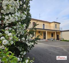 Case - Villa con giardino a corbetta