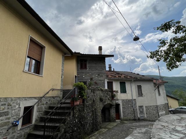 Case - Rustico in sasso con terreno