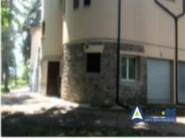Case - Ristorante con annessa abitazione, dispensa interrata e centro sanitario in via giardini n.276/a, la