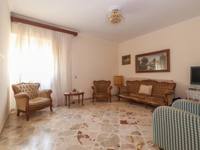 Appartamenti in Vendita - Zona oreto - trilocale piano alto.