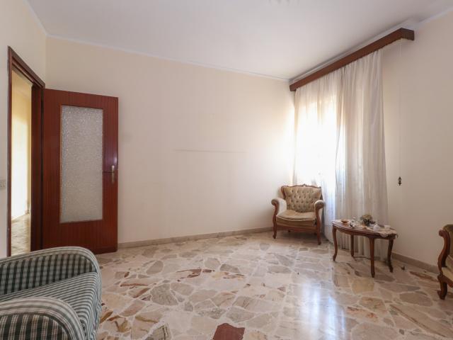 Appartamenti in Vendita - Zona oreto - trilocale piano alto.