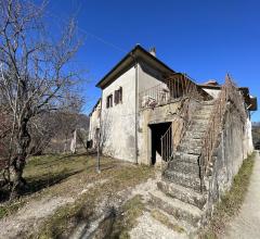 Rustico semindipendente immerso nel verde