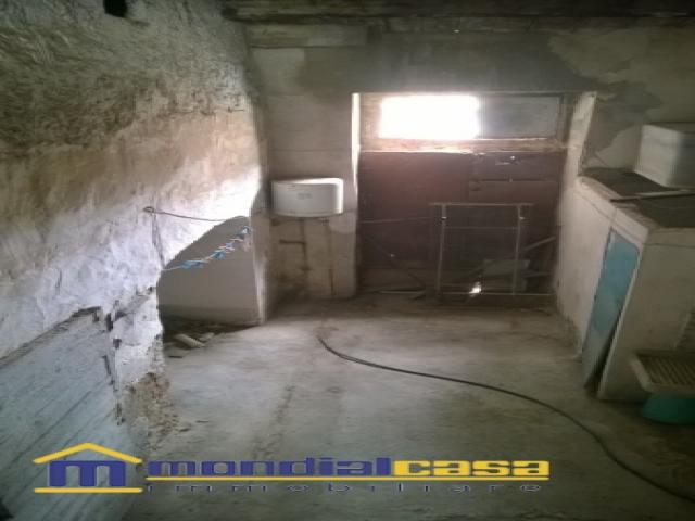 Case - Occasione: casa singola con due appartamenti ristrutturati e  garage