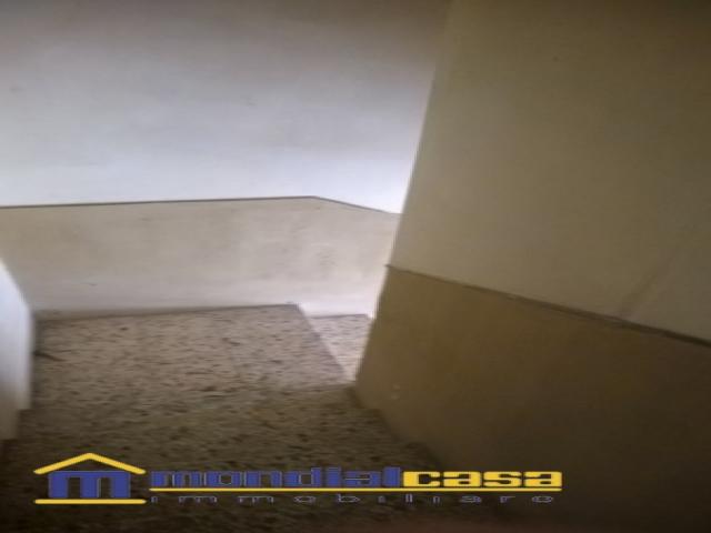 Case - Occasione: casa singola con due appartamenti ristrutturati e  garage