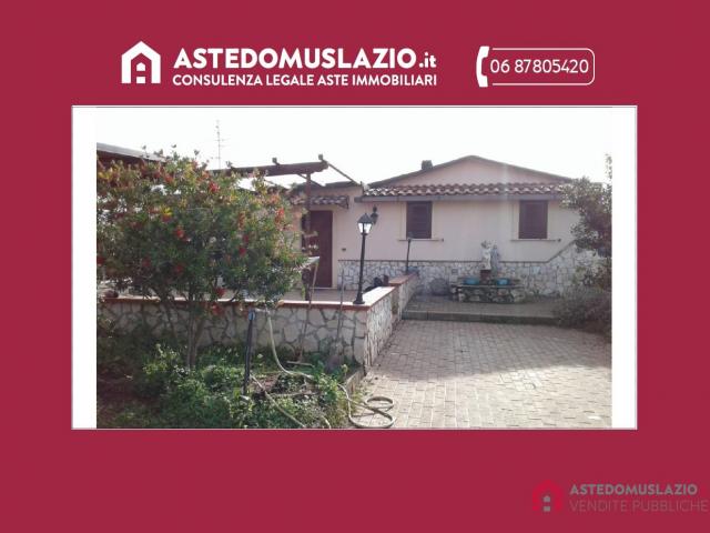 Case - Villetta con giardino in via astura lt