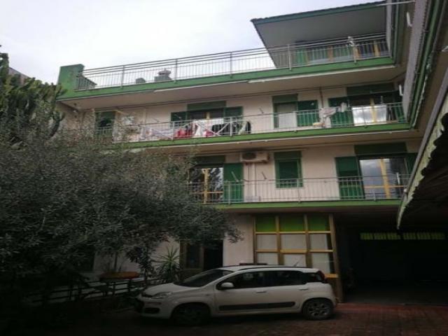 Case - Appartamento posto al piano secondo con balconi
