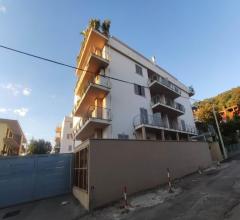 Case - Appartamento al piano terra con balconi, garage e cantina