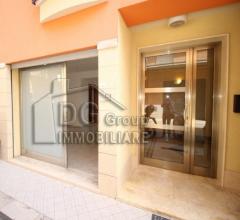 Ampio e luminoso locale con doppio ingresso