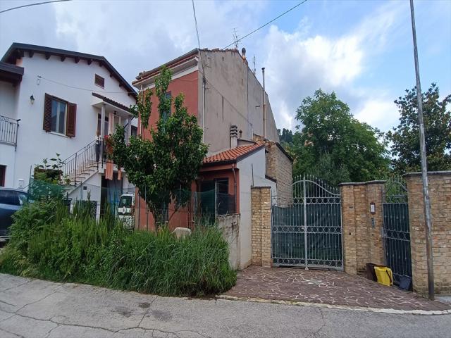 Casa indipendente in vendita a chieti s. barbara