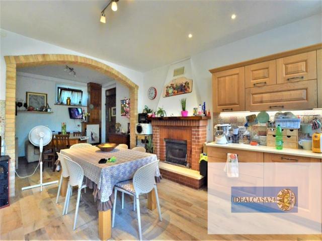 Appartamenti in Vendita - Casa indipendente in vendita a sant'angelo in pontano campagna