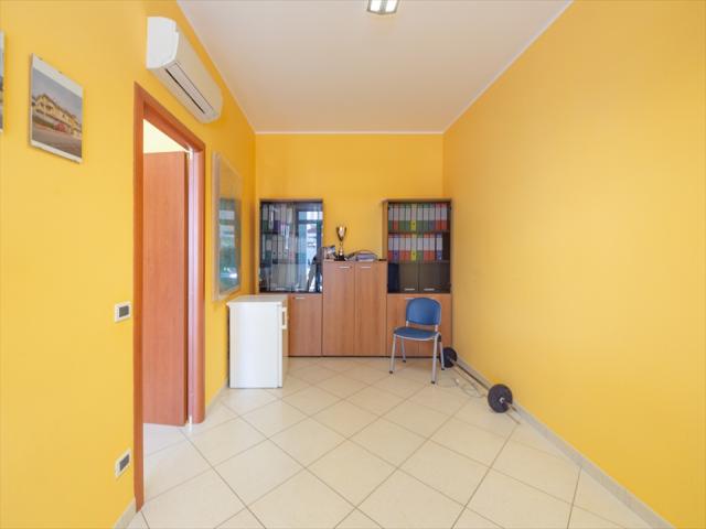 Appartamenti in Vendita - Ufficio in vendita a rosciano villa oliveti