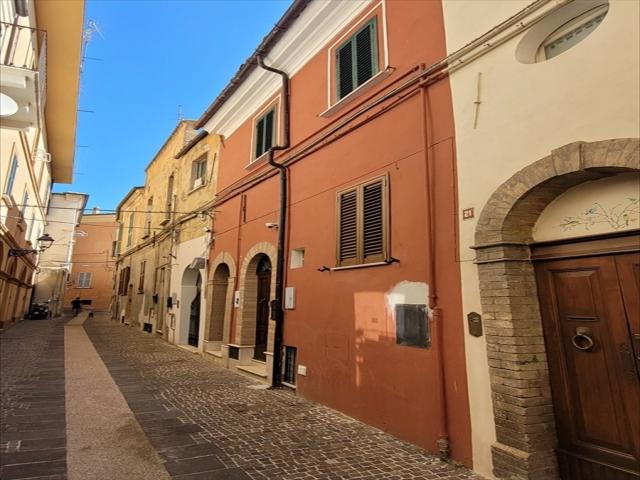 Appartamenti in Vendita - Casa indipendente in affitto a chieti centro storico