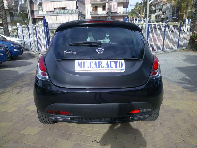 Auto - Lancia ypsilon 1.2 69 cv 5p. s&s s momodesign