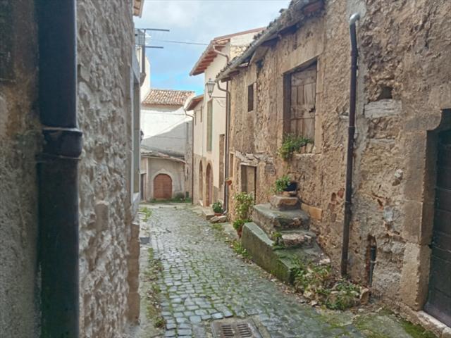 Appartamenti in Vendita - Casa indipendente in vendita a tione degli abruzzi centro storico