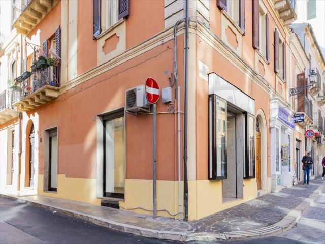 Appartamenti in Vendita - Locale commerciale in affitto a chieti piazza garibaldi