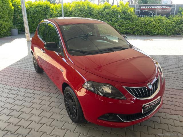 Lancia ypsilon 1.0 firefly 5ps&s hyb. eco silv.