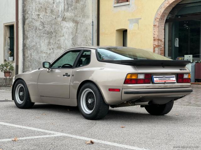 Auto - Porsche 944 coupe'