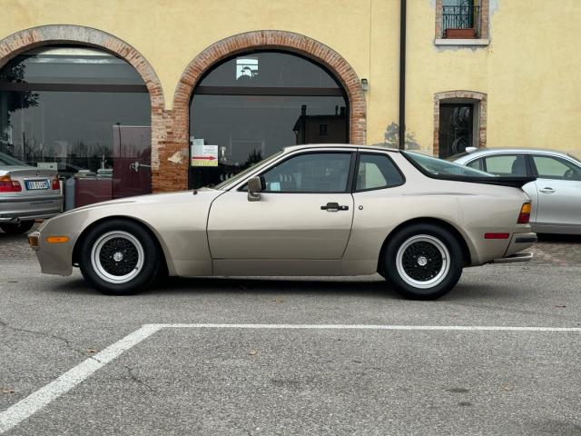 Auto - Porsche 944 coupe'