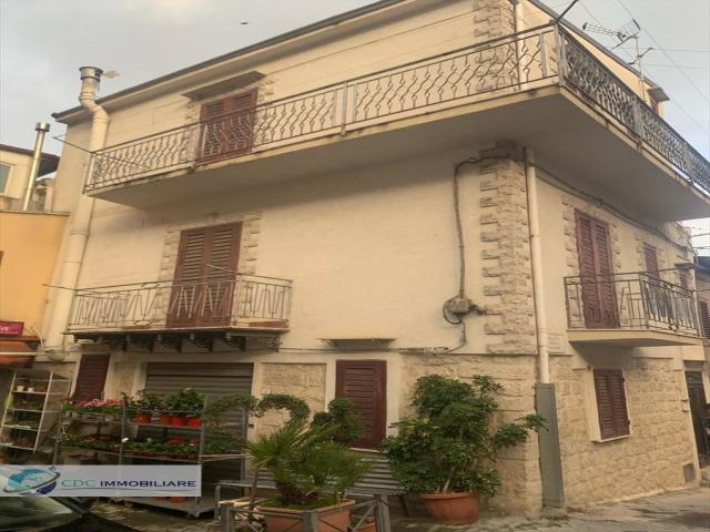 Casa indipendente in vendita a castronovo di sicilia centro storico