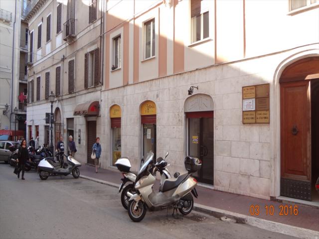 Appartamenti in Vendita - Locale commerciale in affitto a chieti centro storico