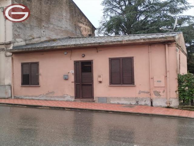 Appartamenti in Vendita - Casa indipendente in vendita a cittanova zona semicentrale