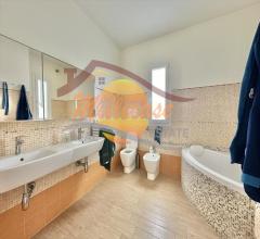 Appartamenti in Vendita - Casa indipendente in vendita a melilli citta' giardino