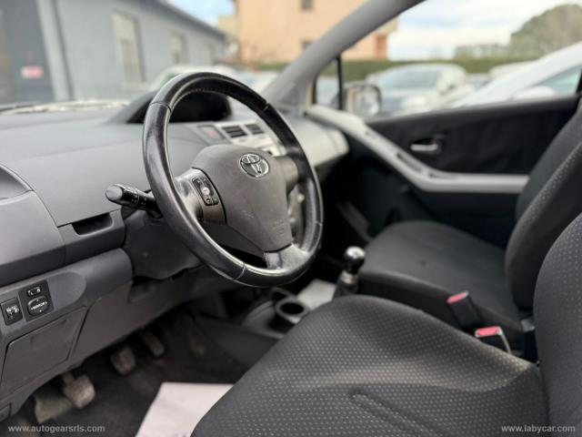 Auto - Toyota yaris 1.0 5p. sol