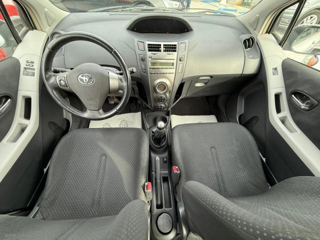 Auto - Toyota yaris 1.0 5p. sol