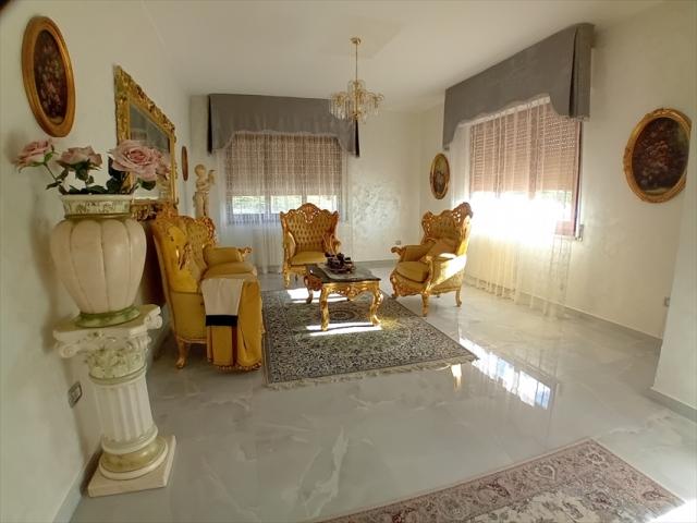 Appartamenti in Vendita - Villa bifamiliare in vendita a scafa semicentro