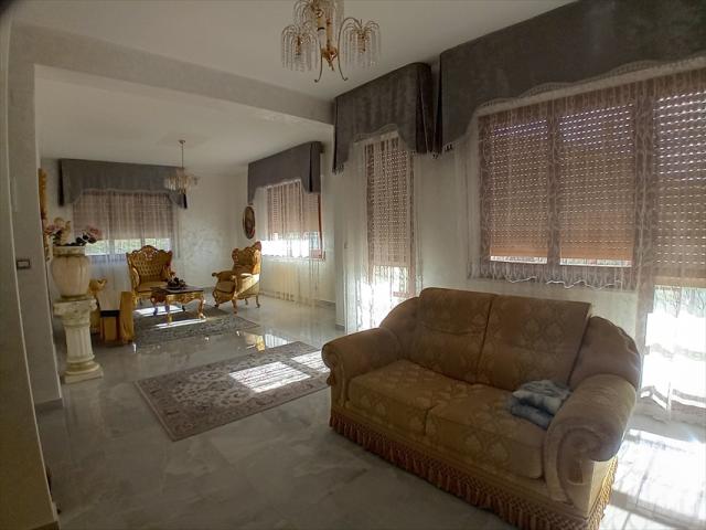 Appartamenti in Vendita - Villa bifamiliare in vendita a scafa semicentro