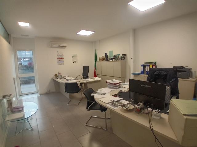 Appartamenti in Vendita - Capannone industriale in affitto a scafa semicentro