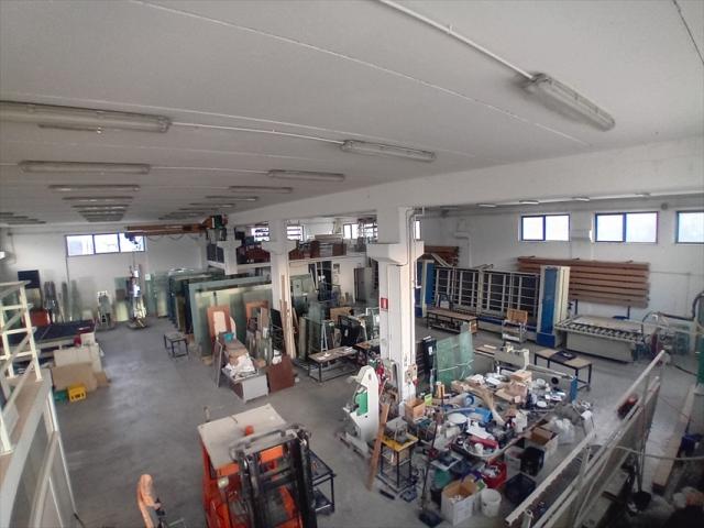 Appartamenti in Vendita - Capannone industriale in affitto a scafa semicentro