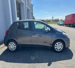 Auto - Toyota yaris 1.5 hybrid 5p. style
