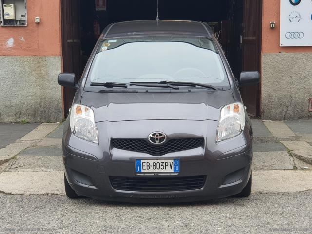 Auto - Toyota yaris 1.0 5p.