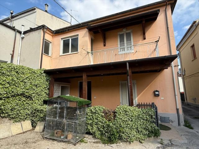 Appartamenti in Vendita - Casa indipendente in vendita a scafa centro storico