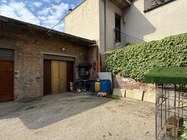 Appartamenti in Vendita - Casa indipendente in vendita a scafa centro storico