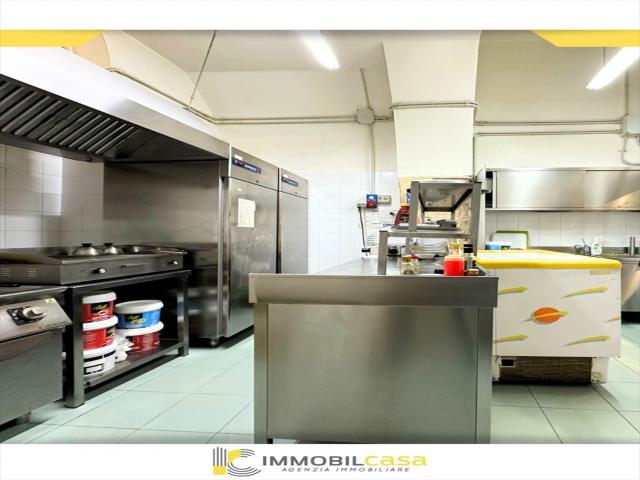 Appartamenti in Vendita - Attività commerciale in vendita a altamura p.zza castello
