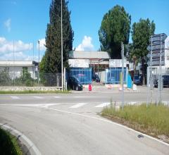 Appartamenti in Vendita - Locale commerciale in vendita a arnesano zona industriale