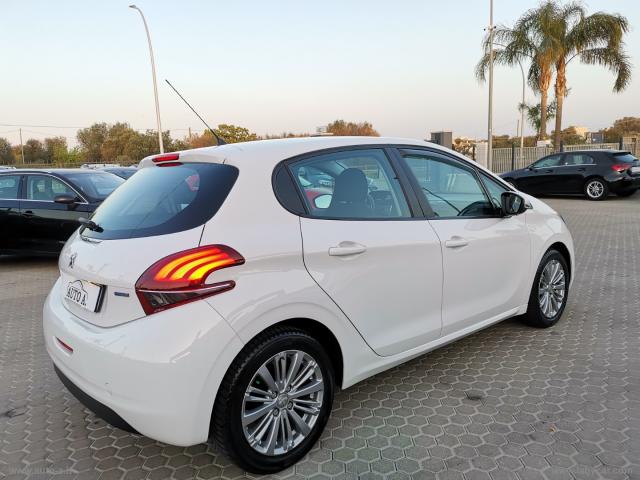 Auto - Peugeot 208 puretech 82 5p. allure