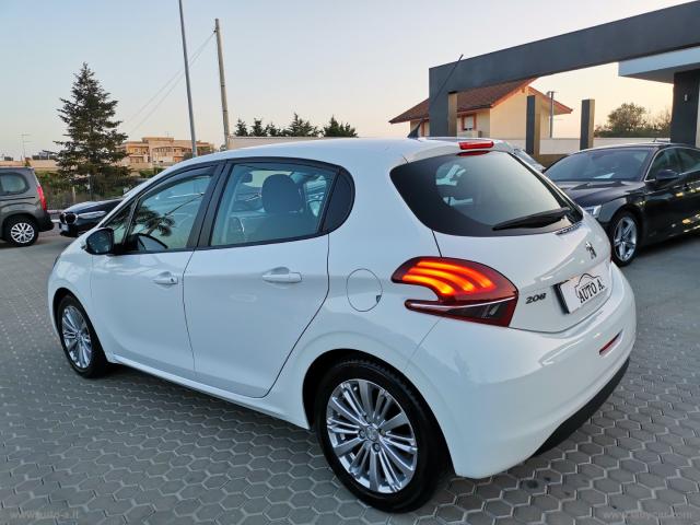 Auto - Peugeot 208 puretech 82 5p. allure