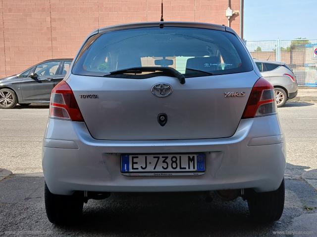 Auto - Toyota yaris 1.3 5p. sol