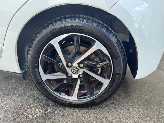 Auto - Toyota yaris 1.5 hybrid 5p. style