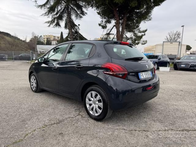 Auto - Peugeot 208 puretech 82 5p. gpl allure