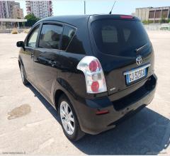 Auto - Toyota corolla verso 2.2 16v d-4d now