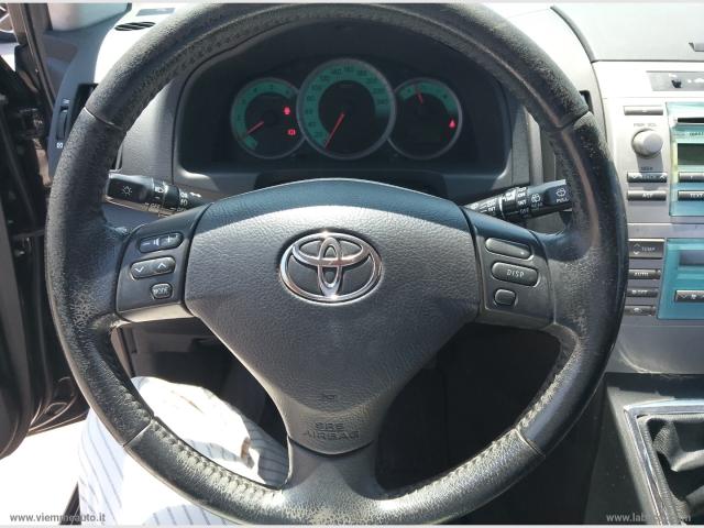 Auto - Toyota corolla verso 2.2 16v d-4d now